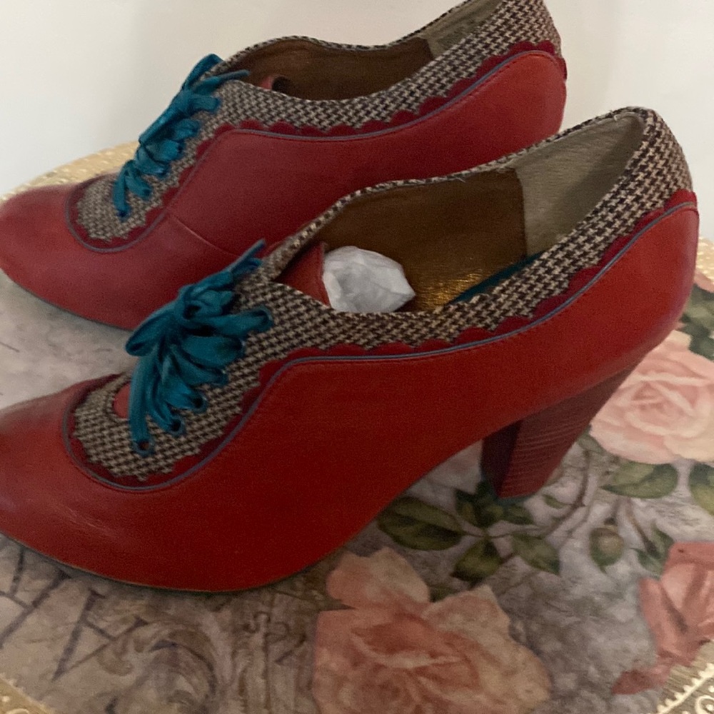 Never worn red leather stunning tweed blend on top laces green ties 😍